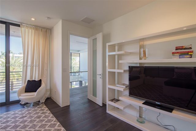 128 Fiesta Way, Fort Lauderdale, FL 33301