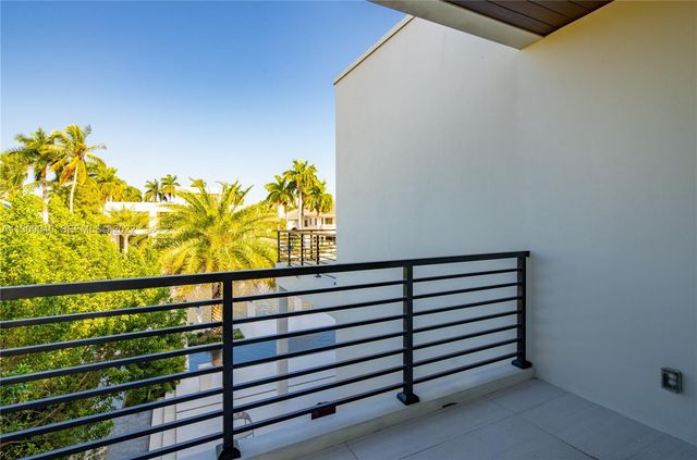 128 Fiesta Way, Fort Lauderdale, FL 33301