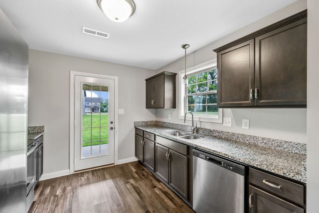 401 Irish Hills Dr, Clarksville, TN 37042