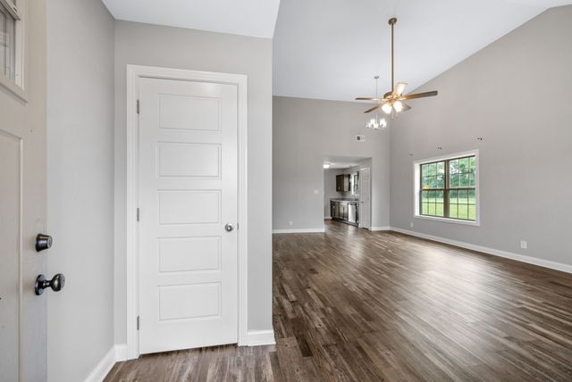 401 Irish Hills Dr, Clarksville, TN 37042