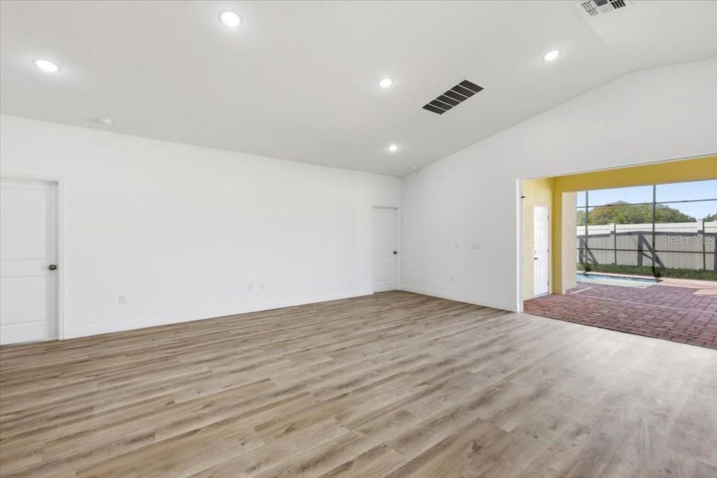 Image 13 of property listing at 363 VILLA SORRENTO CIRCLE, Haines City, FL 33844