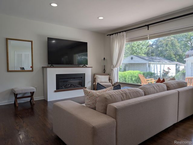 15669 Buckingham Avenue, Beverly Hills Village, MI 48025