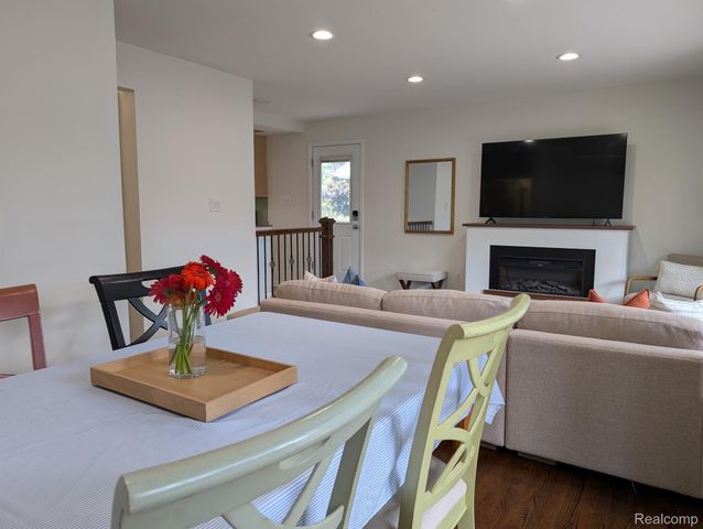 15669 Buckingham Avenue, Beverly Hills Village, MI 48025