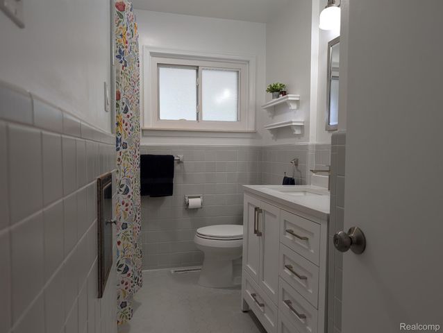 15669 Buckingham Avenue, Beverly Hills Village, MI 48025