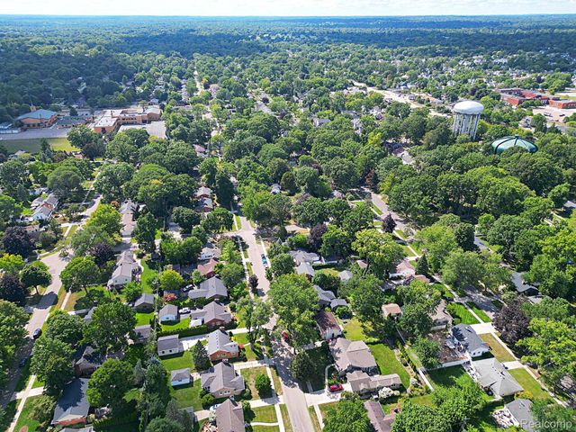 15669 Buckingham Avenue, Beverly Hills Village, MI 48025