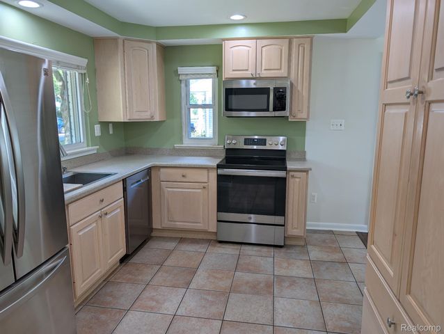 15669 Buckingham Avenue, Beverly Hills Village, MI 48025