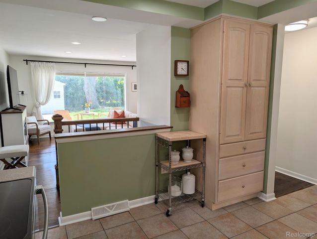 15669 Buckingham Avenue, Beverly Hills Village, MI 48025