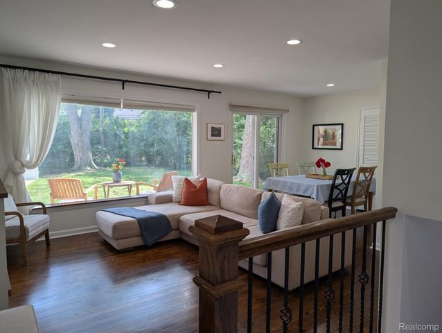 15669 Buckingham Avenue, Beverly Hills Village, MI 48025