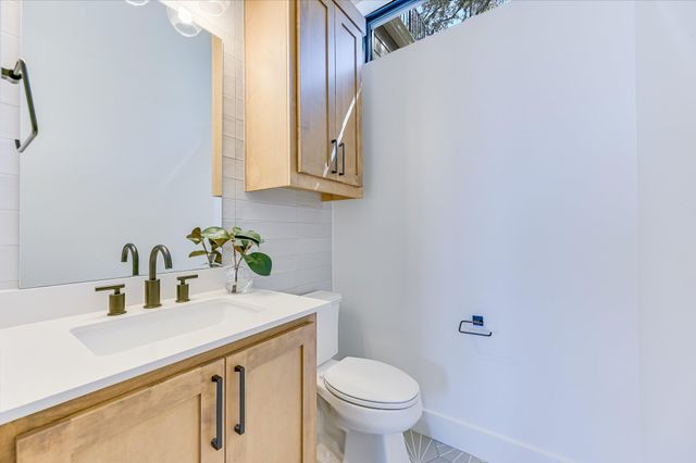 2401 Trailside DR B, Austin, TX 78704