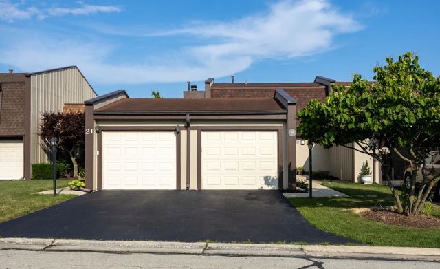 19 Westwood Drive, Indian Head Park, IL 60525
