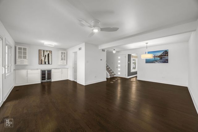 19 Westwood Drive, Indian Head Park, IL 60525