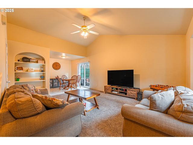 769 RIVER Rd, Eugene, OR 97404