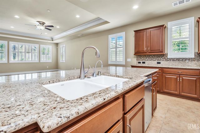 118 Guilden Grove Way, Bakersfield, CA 93312