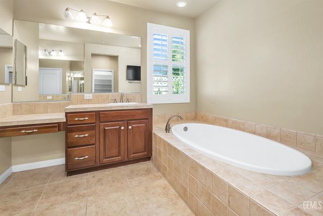 118 Guilden Grove Way, Bakersfield, CA 93312