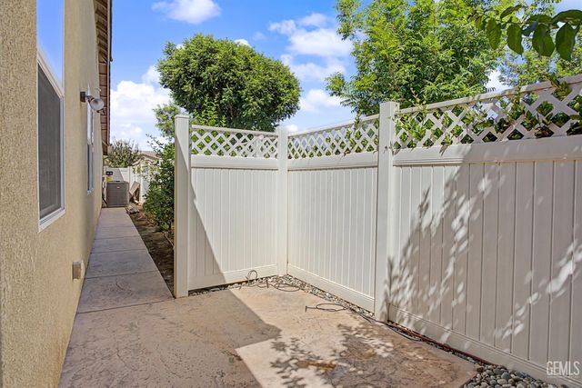 118 Guilden Grove Way, Bakersfield, CA 93312