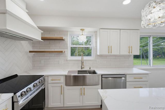 6780 Lee Crest Drive, West Bloomfield, MI 48322
