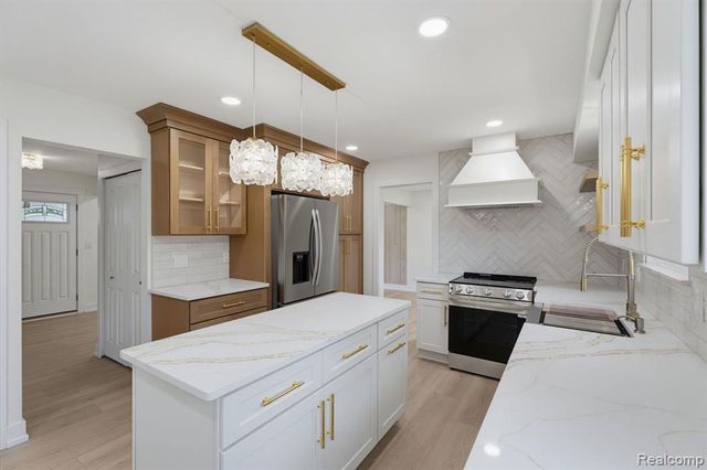 6780 Lee Crest Drive, West Bloomfield, MI 48322