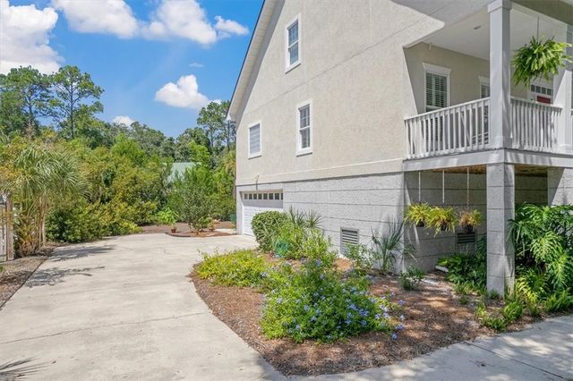211 McIntosh Ave, St Simons Island, GA 31522