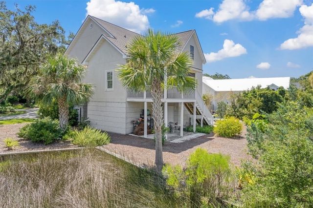 211 McIntosh Ave, St Simons Island, GA 31522