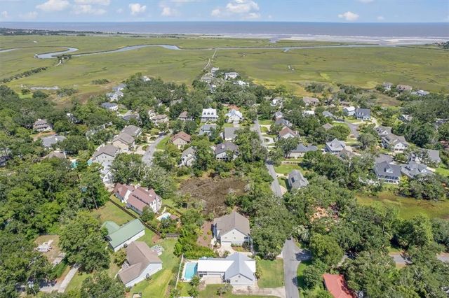 211 McIntosh Ave, St Simons Island, GA 31522