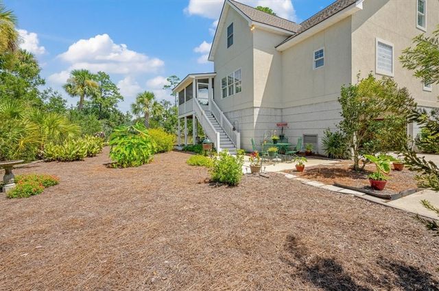 211 McIntosh Ave, St Simons Island, GA 31522
