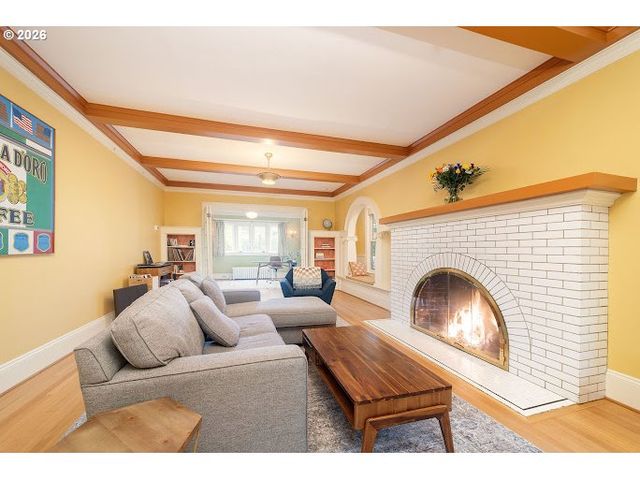 1621 Ne KNOTT St, Portland, OR 97212