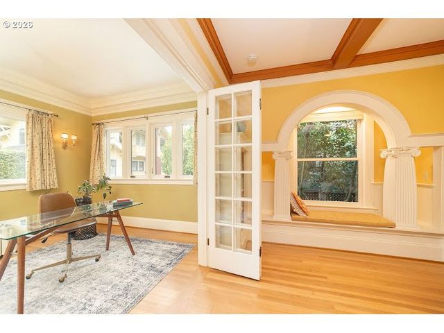 1621 Ne KNOTT St, Portland, OR 97212