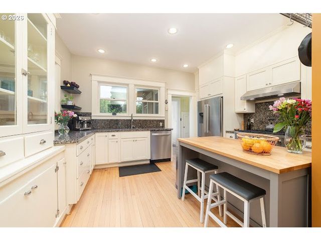 1621 Ne KNOTT St, Portland, OR 97212
