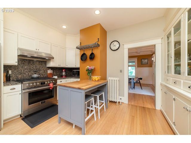 1621 Ne KNOTT St, Portland, OR 97212