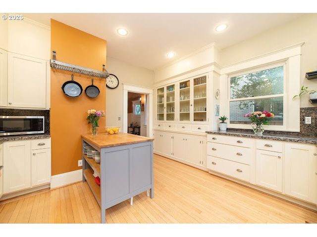1621 Ne KNOTT St, Portland, OR 97212