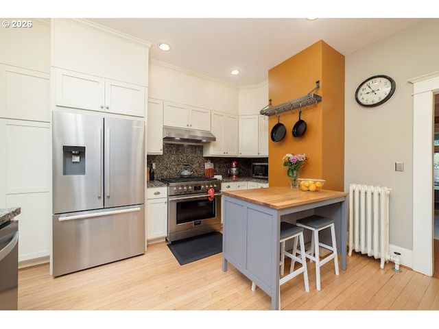 1621 Ne KNOTT St, Portland, OR 97212