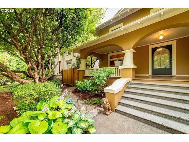 1621 Ne KNOTT St, Portland, OR 97212