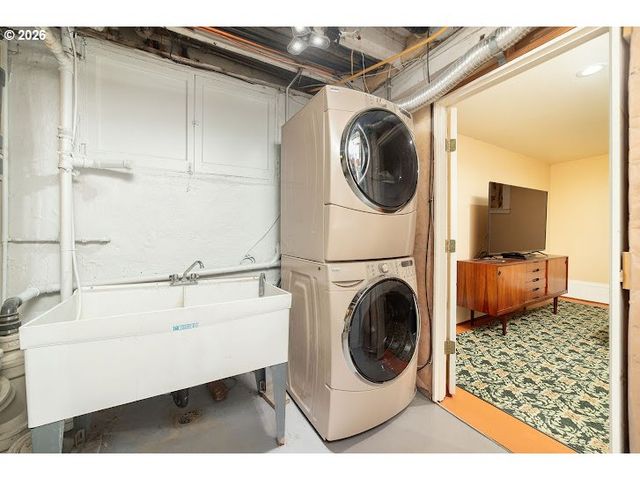 1621 Ne KNOTT St, Portland, OR 97212