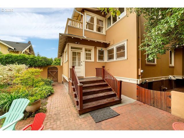 1621 Ne KNOTT St, Portland, OR 97212