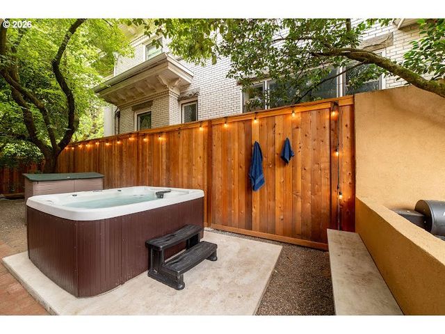 1621 Ne KNOTT St, Portland, OR 97212