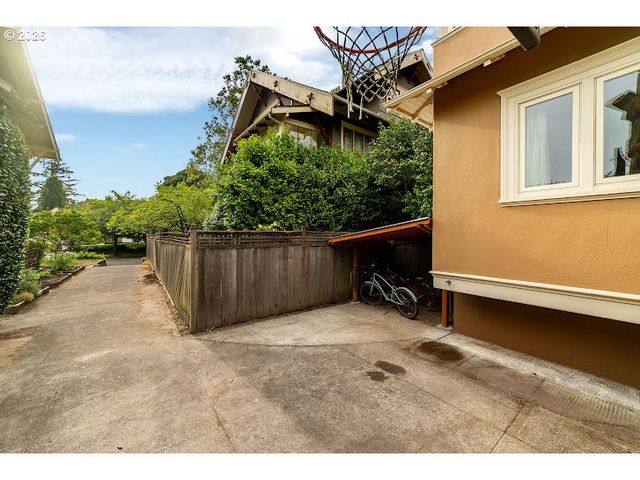 1621 Ne KNOTT St, Portland, OR 97212