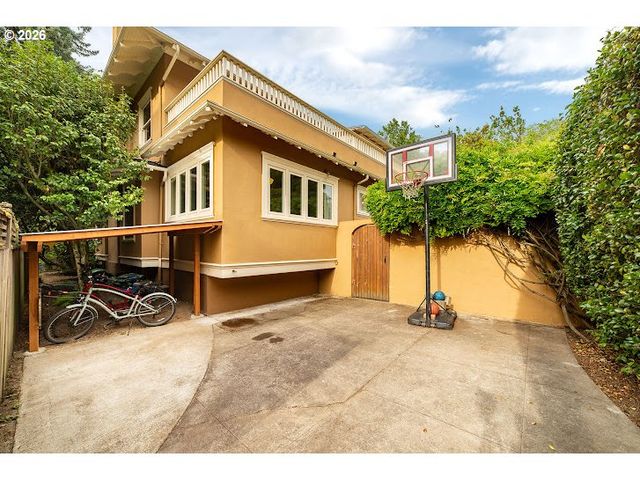 1621 Ne KNOTT St, Portland, OR 97212
