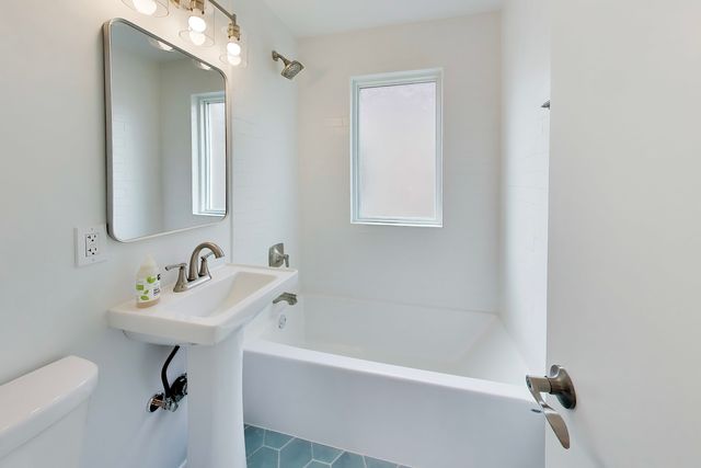 5921 N Melvina Avenue, Chicago, IL 60646