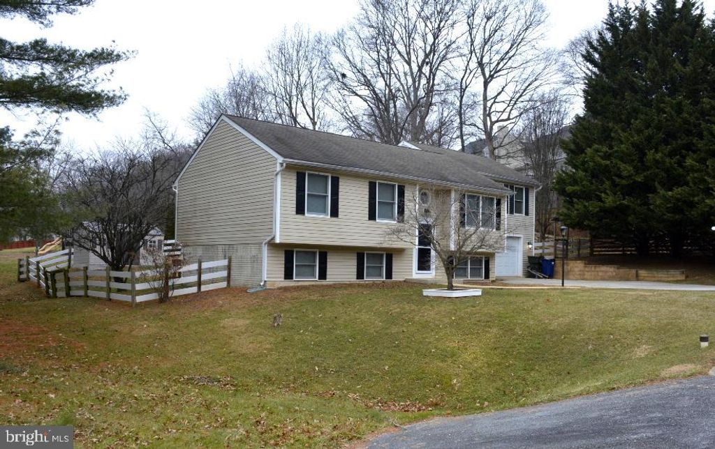 Image 3 of property listing at 6617 STIRRUP CT, Eldersburg, MD 21784