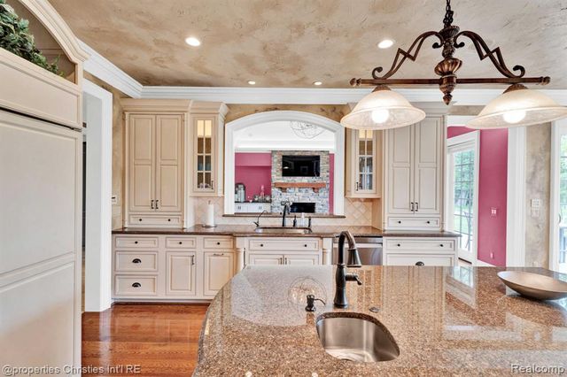 3715 Lahser Road, Bloomfield Hills, MI 48304