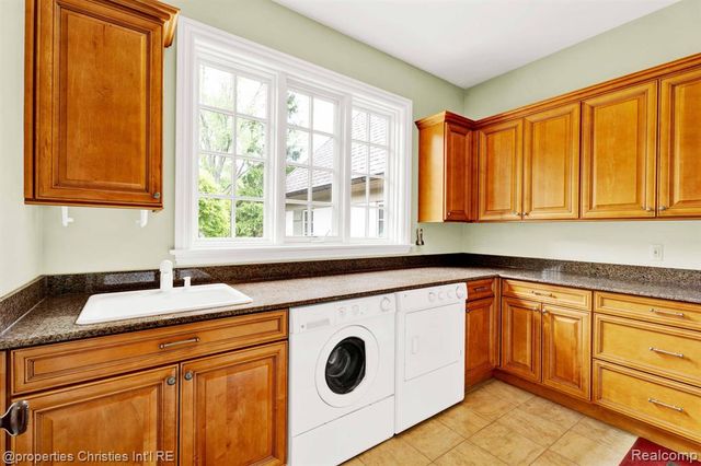 3715 Lahser Road, Bloomfield Hills, MI 48304