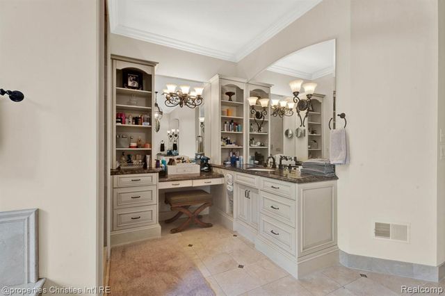 3715 Lahser Road, Bloomfield Hills, MI 48304