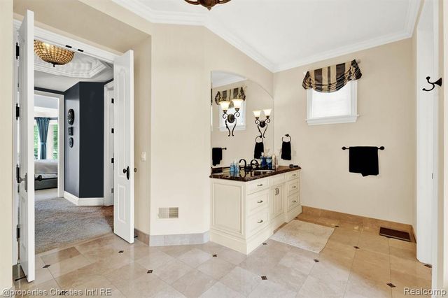 3715 Lahser Road, Bloomfield Hills, MI 48304