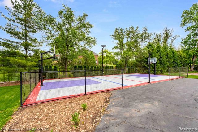 3715 Lahser Road, Bloomfield Hills, MI 48304