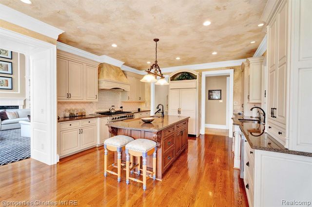 3715 Lahser Road, Bloomfield Hills, MI 48304