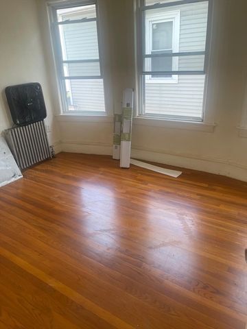 32 Avon 2, Lawrence, MA 01841