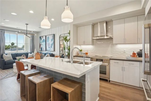 127 N First Avenue, Upland, CA 91786