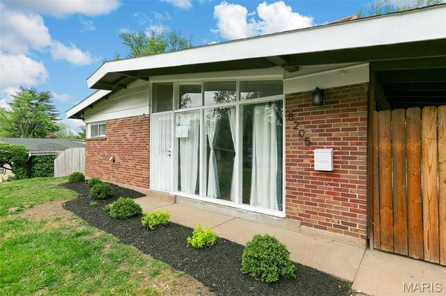 8205 Midwood Avenue, Berkeley, MO 63134
