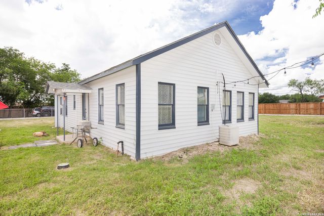 523B Rossville, Devine, TX 78016