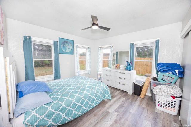 523B Rossville, Devine, TX 78016